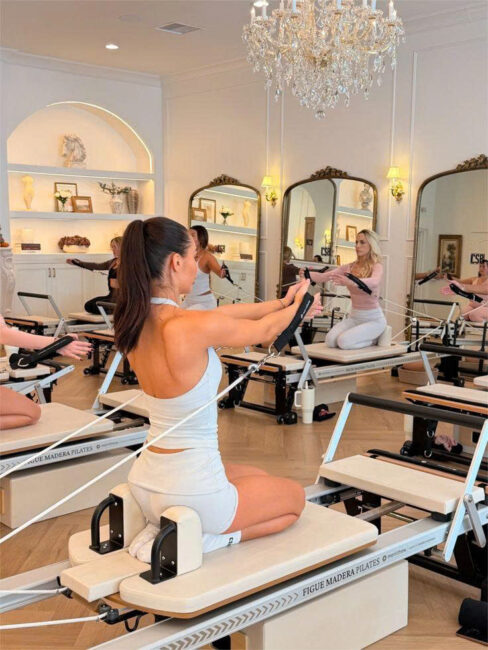 alt="Máy Reformer Pilates trong studio Pilates hiện đại" 