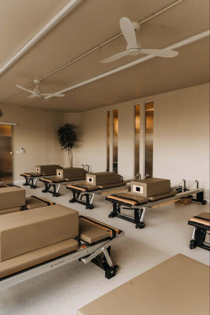 alt="Máy Reformer Pilates trong studio Pilates hiện đại" 