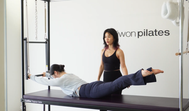 Cadillac Pilates trong studio Pilates chuyên nghiệp