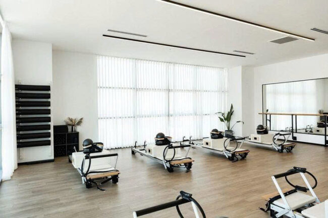 Máy Pilates Reformer tại studio chuyên nghiệp